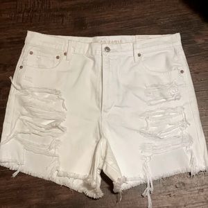 American Eagle Denim 90s boyfriend short. White. Size 16. NWT!